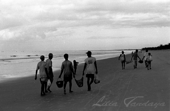 Pescadores em Nova Viçosa - Sul da Bahia 1995 Lilia Tandaya Bahia F9