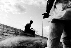 Rede ao Mar " Com pescadores no alto-mar de Nova Viçosa Bahia - Brasil / 1995
