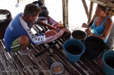 Pescador e mulher preparam o peixe na ilha de Arrombado. Curuça - Pará - Brasil ©Foto: Lilia Tandaya